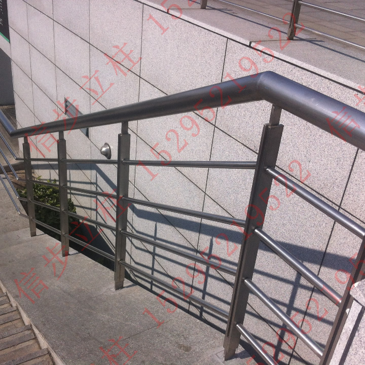 南京小红山汽车站平台栏杆选用信步不锈钢扁管立柱图片/案例/展示