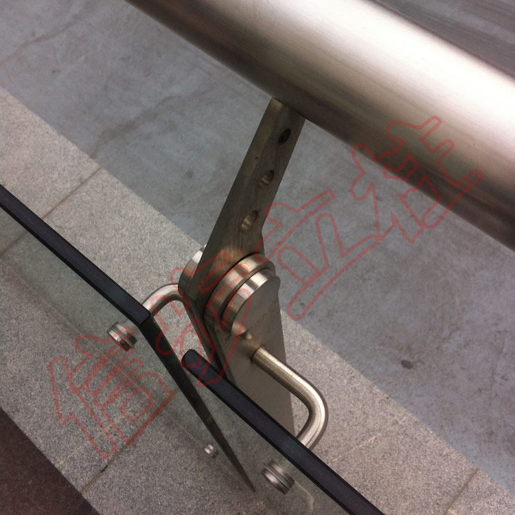 信步不锈钢玻璃立柱为万达广场停车场提供更多安全保障图片/案例/展示