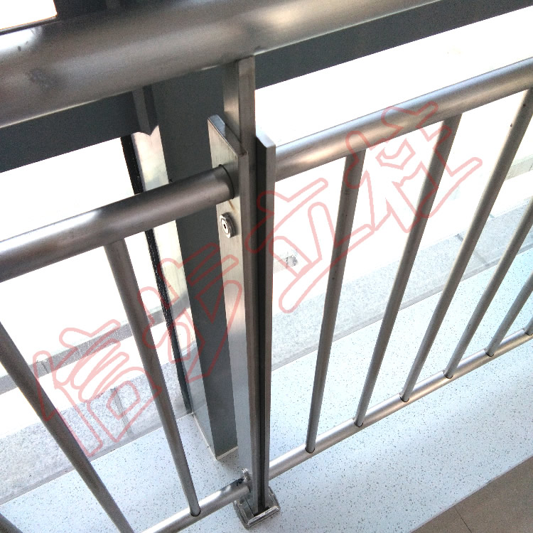 信步不锈钢立柱为泰州市新中医院飘窗提供更加安全保障图片/案例/展示
