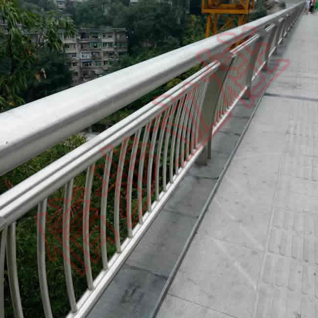 信步不锈钢立柱为重庆涪陵乌江大桥复线桥栏杆提供坚实保障图片/案例/展示
