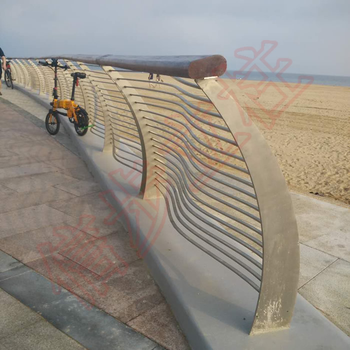 信步立柱为烟台金沙滩海滨公园提供弧形不锈钢栏杆图片/案例/展示