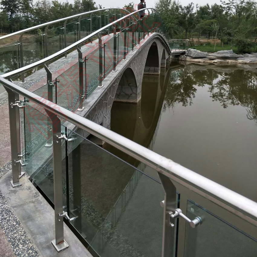 潍坊北辰绿洲湿地公园桥梁栏杆立柱选用信步不锈钢立柱图片/案例/展示